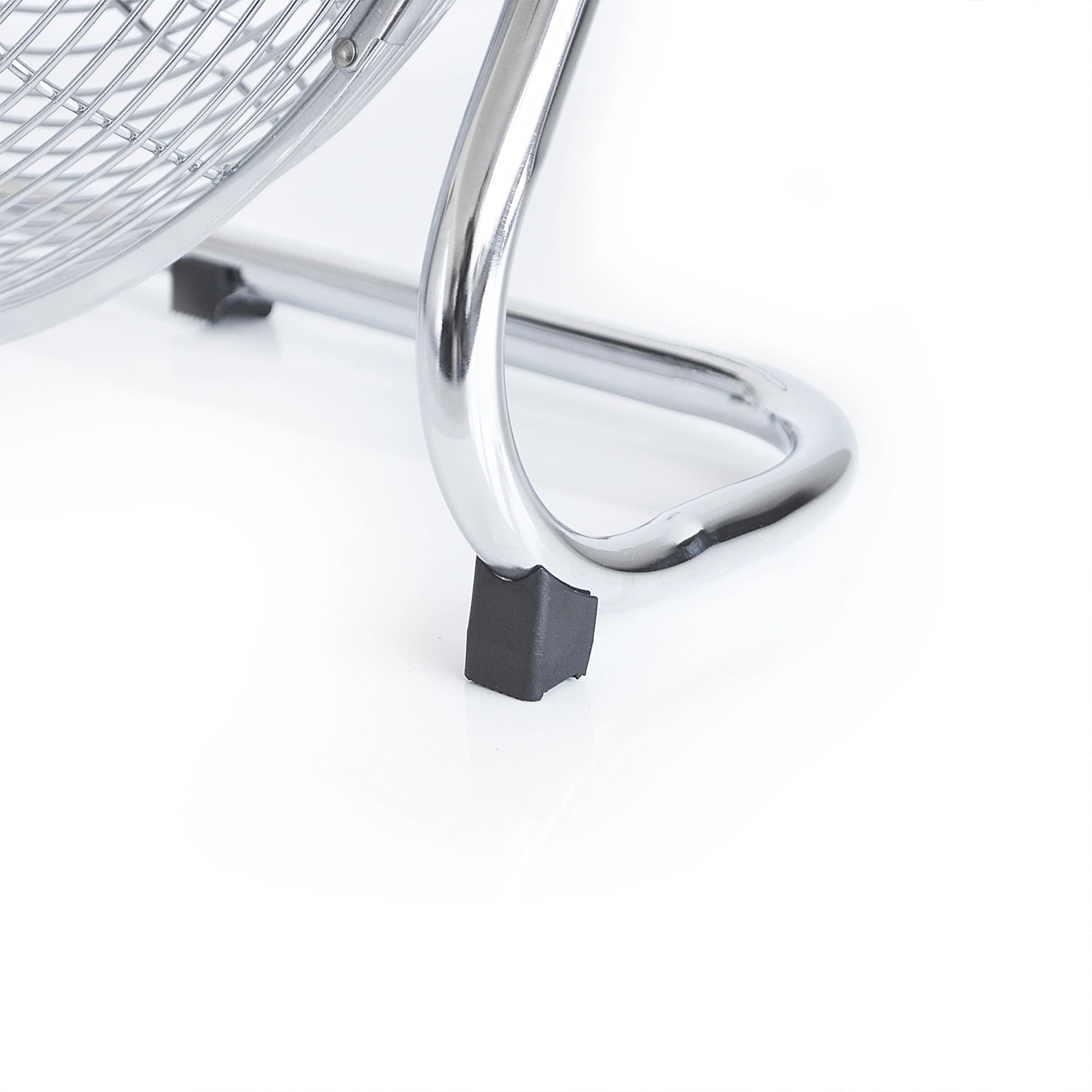 Detailaufnahme: Verchromter Standfuß des TroniTechnik Bodenventilators mit schwarzen Füßen.