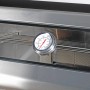 Detailaufnahme: Thermometer in der Edelstahlhaube der Buschbeck Outdoorküche Brighton.