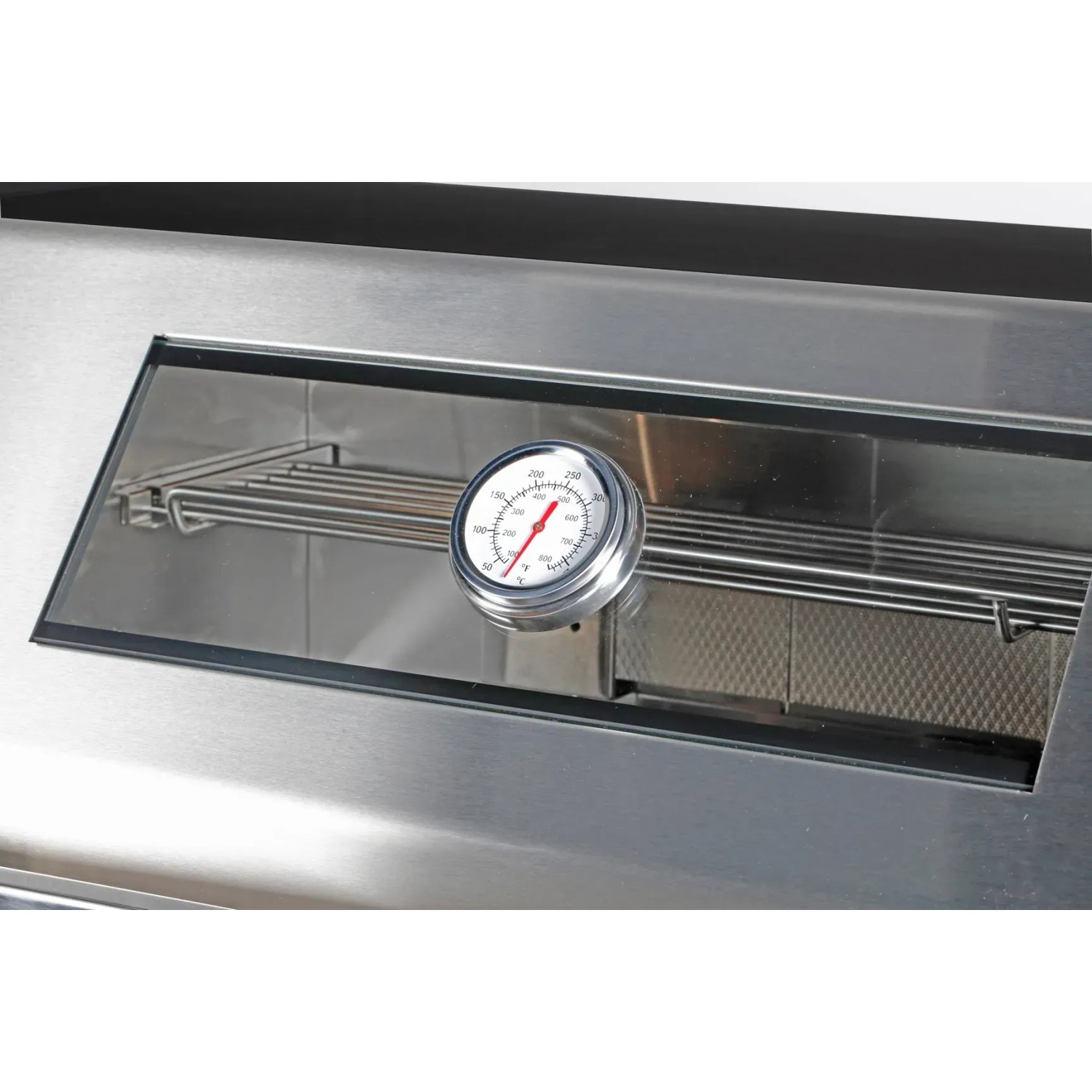 Detailaufnahme: Thermometer in der Edelstahlhaube der Buschbeck Outdoorküche Brighton.