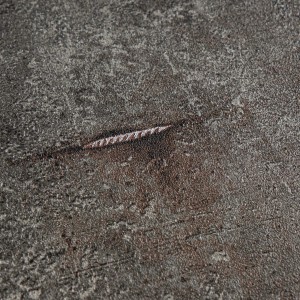 Detailaufnahme: Dunkelgraue AS Creation Vliestapete in Betonoptik mit leichter Struktur.