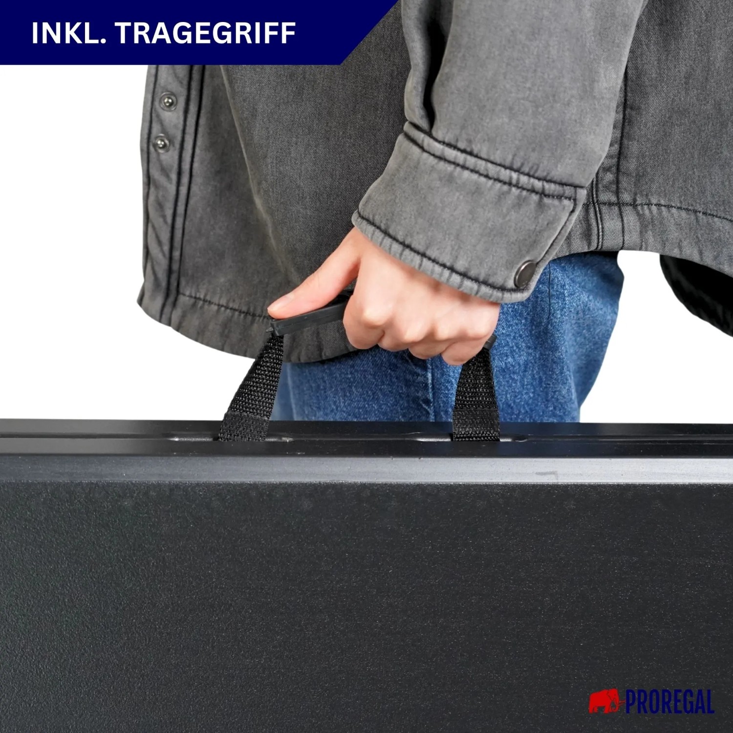 Detailaufnahme: Person trägt zusammengeklappte Bierzeltgarnitur am Tragegriff.
