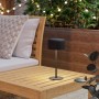Schwarze EGLO Solar LED Tischleuchte ROCCANOVA mit Touchdimmer auf Gartentisch.