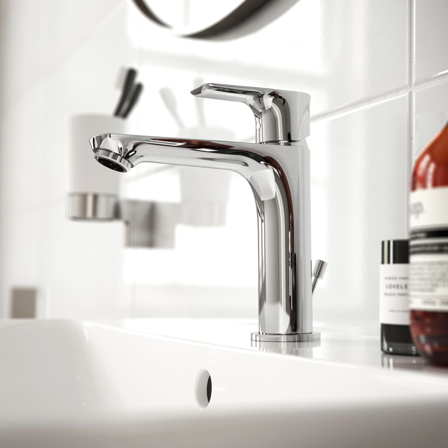 Ideal Standard Waschtischarmatur Connect Air Grande Slim, Chrom, auf einem weißen Waschbecken.