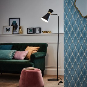 Schwarze Brilliant Standleuchte Goldy mit goldenem Detail im Wohnzimmer.