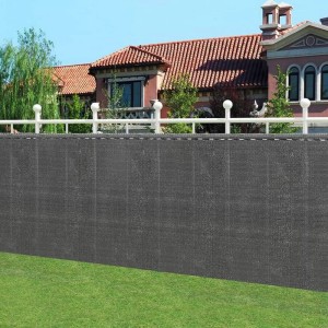 Anthrazitfarbene WOLTU Zaunblende 1,8x15 m aus HDPE als Sichtschutz am Gartenzaun.