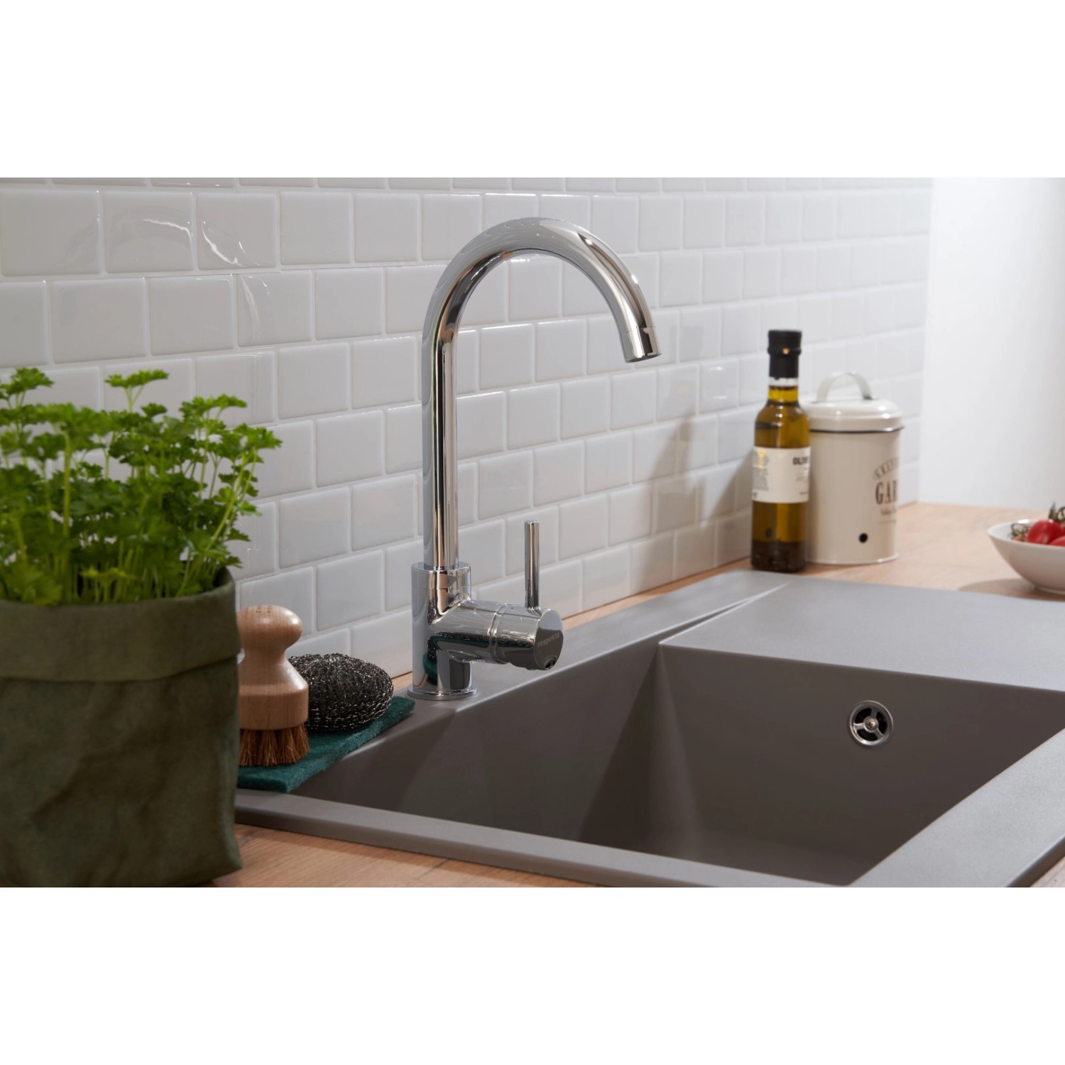 Respekta Einbauspüle Denver, 86x50 cm, Betongrau mit Armatur in moderner Küchenumgebung.