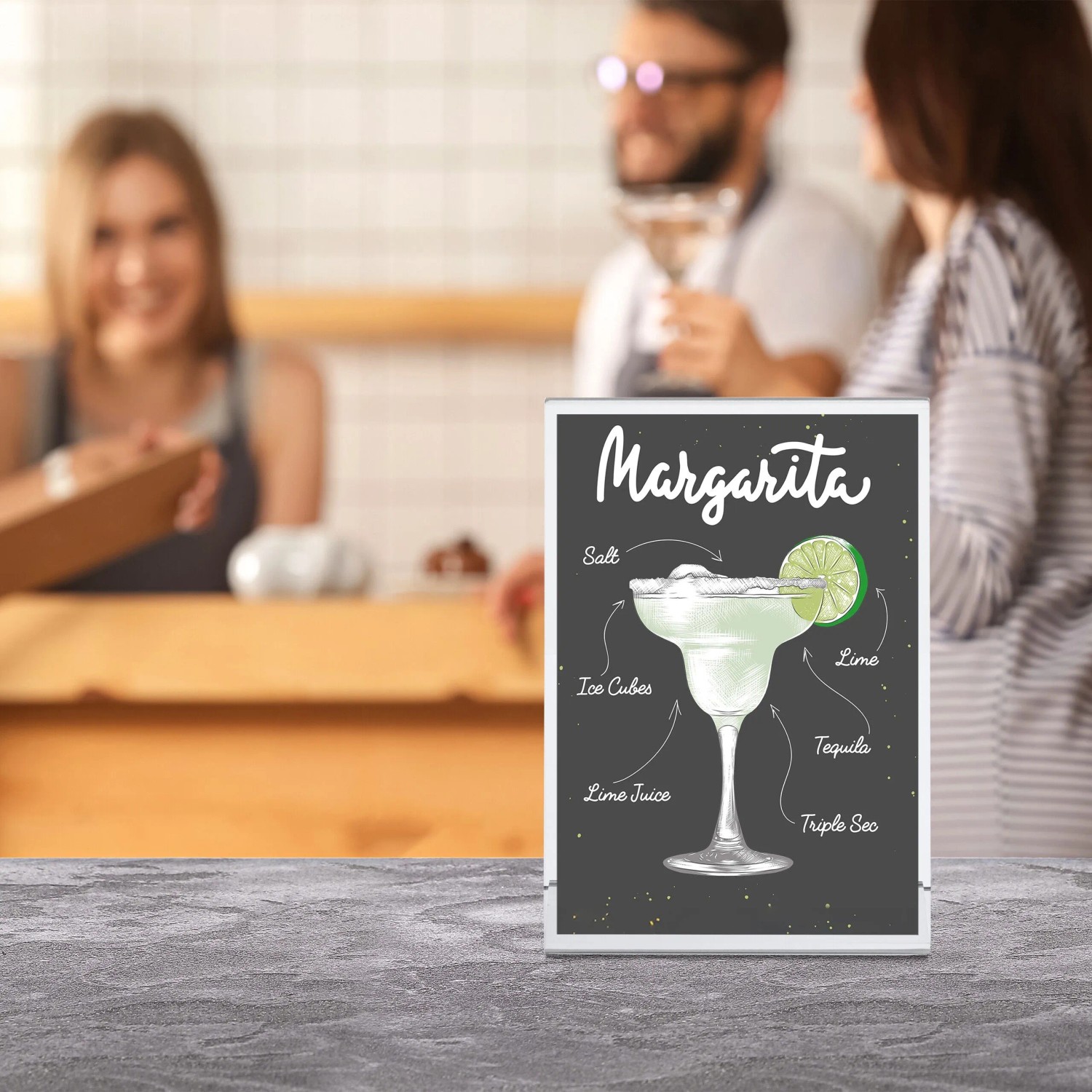 Transparenter Acryl Tischaufsteller in L-Form mit Margarita-Rezept auf Theke. Ideal für Menükarten und Werbung im Bürobedarf.