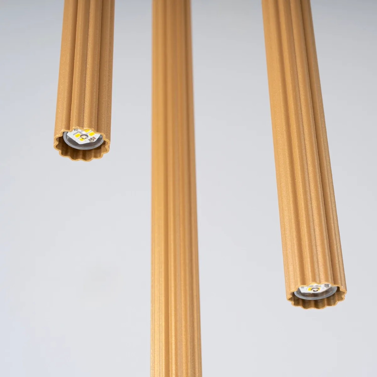 Goldene Sollux Lighting Pendelleuchte Arche 3P mit drei Leuchten im modernen Design.