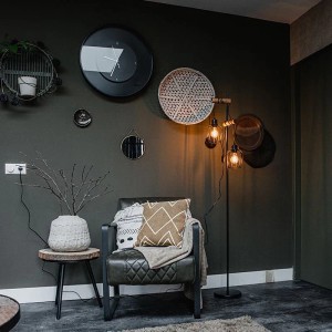 Schwarze, ländliche QAZQA Stehlampe Stronk mit Holz und zwei Leuchten im Wohnzimmer.
