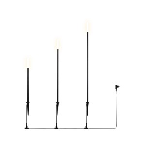 LED Gartenleuchten Set, drei schwarze Außenstrahler mit Erdspieß und Kabel.