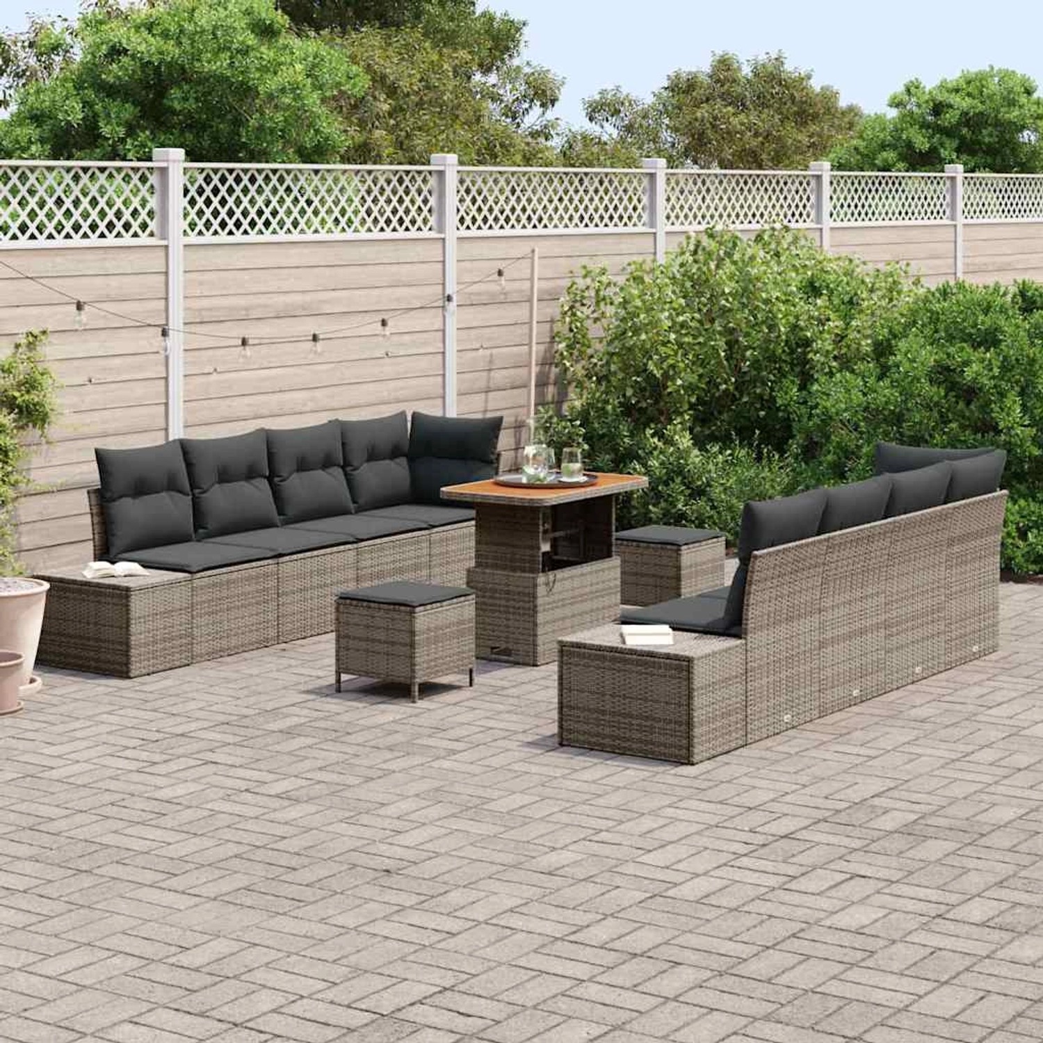 Graues 11-teiliges vidaXL Garten-Sofa-Set aus Poly Rattan mit Tisch und Kissen.