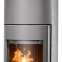 Justus Faro Aqua 2.0 Kaminofen mit Speckstein Verkleidung in Grau und brennendem Feuer.