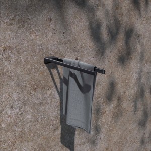 Keuco Rose Handtuchhalter 45 cm, schwarz-matt, mit grauem Handtuch an strukturierter Wand. Moderner Badhelfer.