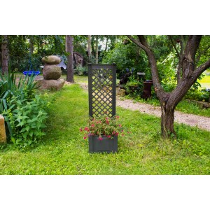 Anthrazitfarbener KHW Pflanzkasten mit Spalier und blühenden Pflanzen im Garten.
