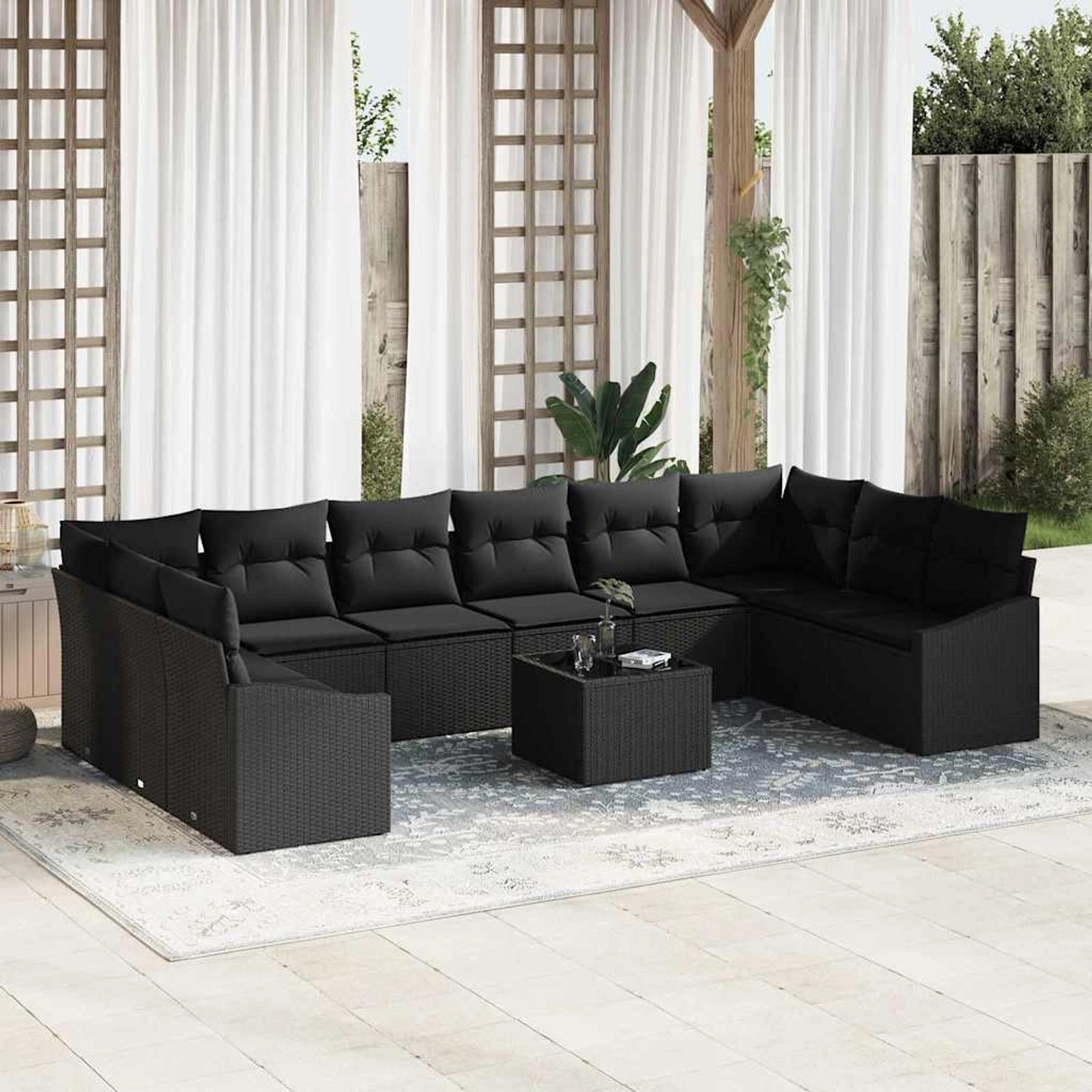 Schwarzes 11-teiliges vidaXL Garten-Sofa-Set aus Poly Rattan mit Tisch und bequemen Kissen.