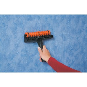 Tapetenwolf von LUX zum Anreißen von Tapeten auf blau gestrichener Wand.