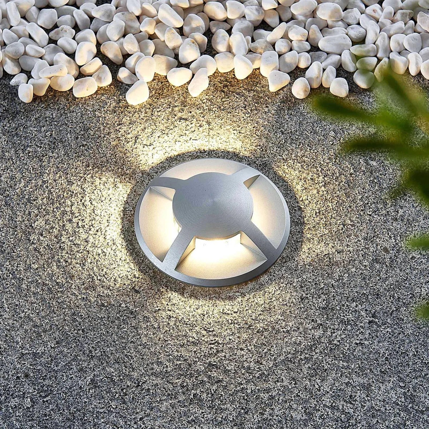 Lucande Milara Bodeneinbauleuchte aus Alu, wasserdicht, modern. Bodenspot für Garten und Terrasse.