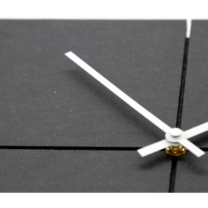 Detailaufnahme: Quadratische, schwarze Wanduhr aus MDF mit weißen Zeigern. Minimalistisches Design.