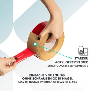 Nahaufnahme: Selbstklebende KARAT Sockelleiste Eiche-Vintage, einfache Montage.