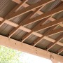 Detailaufnahme des Holz Pavillon Devon mit Aluminiumdach und stabilen Holzpfosten.