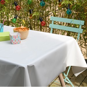Weisse Venilia Tischschutz Lackfolie (Meterware) auf Gartentisch mit Deko.