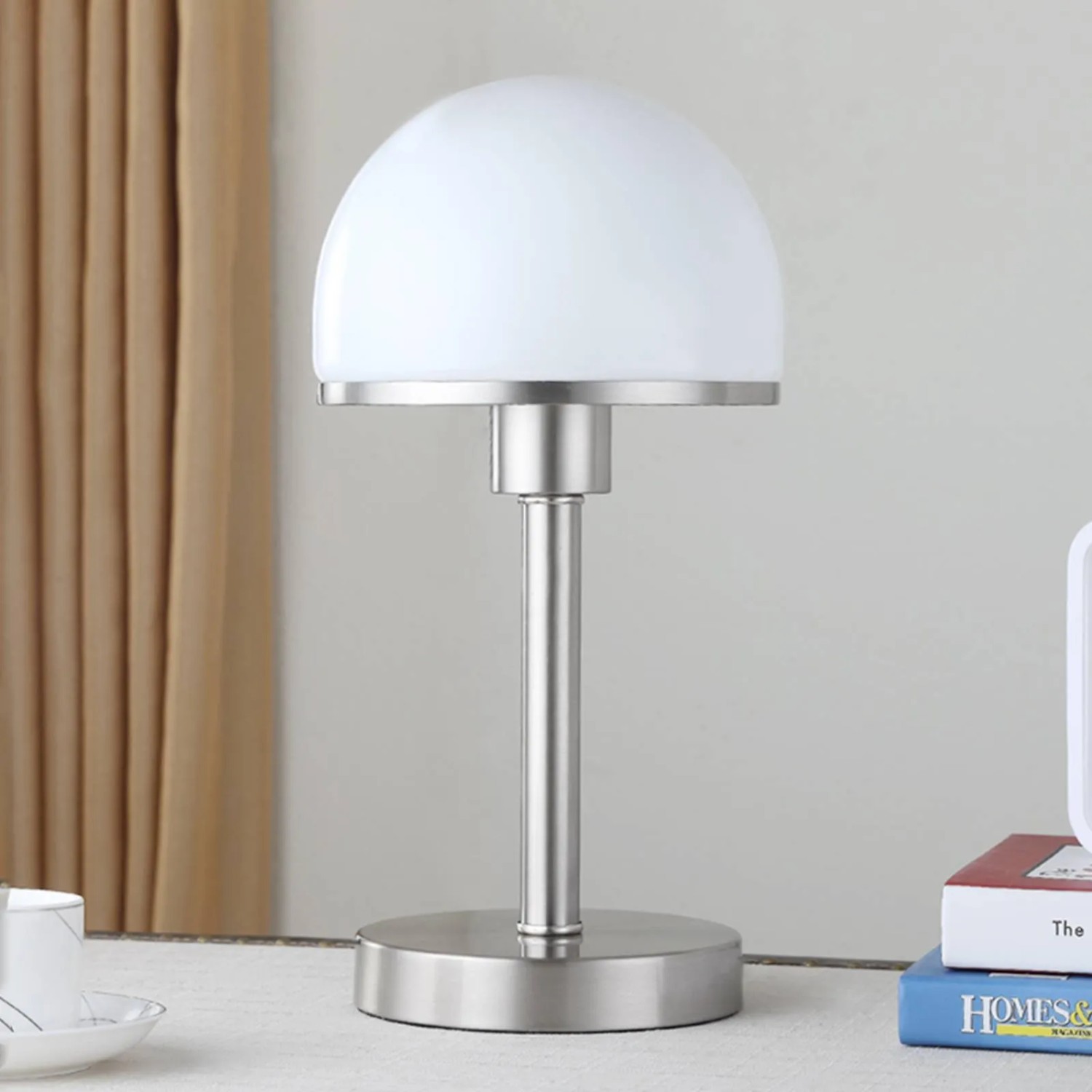 Moderne Lindby Jolie Tischlampe aus Metall mit weißem, halbkugelförmigem Glasschirm für Schlafzimmer.
