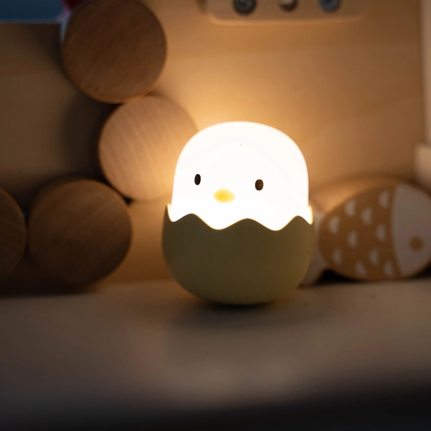 Gelbes MegaLight LED-Nachtlicht Baby Eggy mit Akku. Dimmbares, warmweißes und RGB Licht.