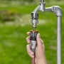 Gardena Premium Schlauchverbinder (13/16 mm) wird an einen Wasserhahn angeschlossen.