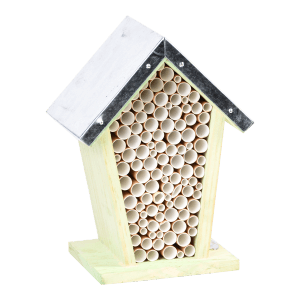Esschert Bienenhaus aus Holz mit Papierröhrchen als Nistplatz für Wildbienen.