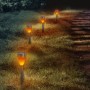 6er Set LED Solar-Wegeleuchten mit Erdspieß und Flammeneffekt im Garten.