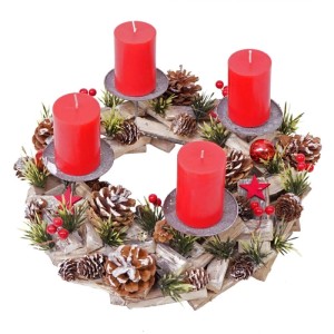 Festlicher Adventskranz aus Holz mit 4 roten Kerzen, geschmückt mit Tannenzapfen, Kunstgrün, Beeren und Sternen.