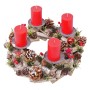 Festlicher Adventskranz aus Holz mit 4 roten Kerzen, geschmückt mit Tannenzapfen, Kunstgrün, Beeren und Sternen.