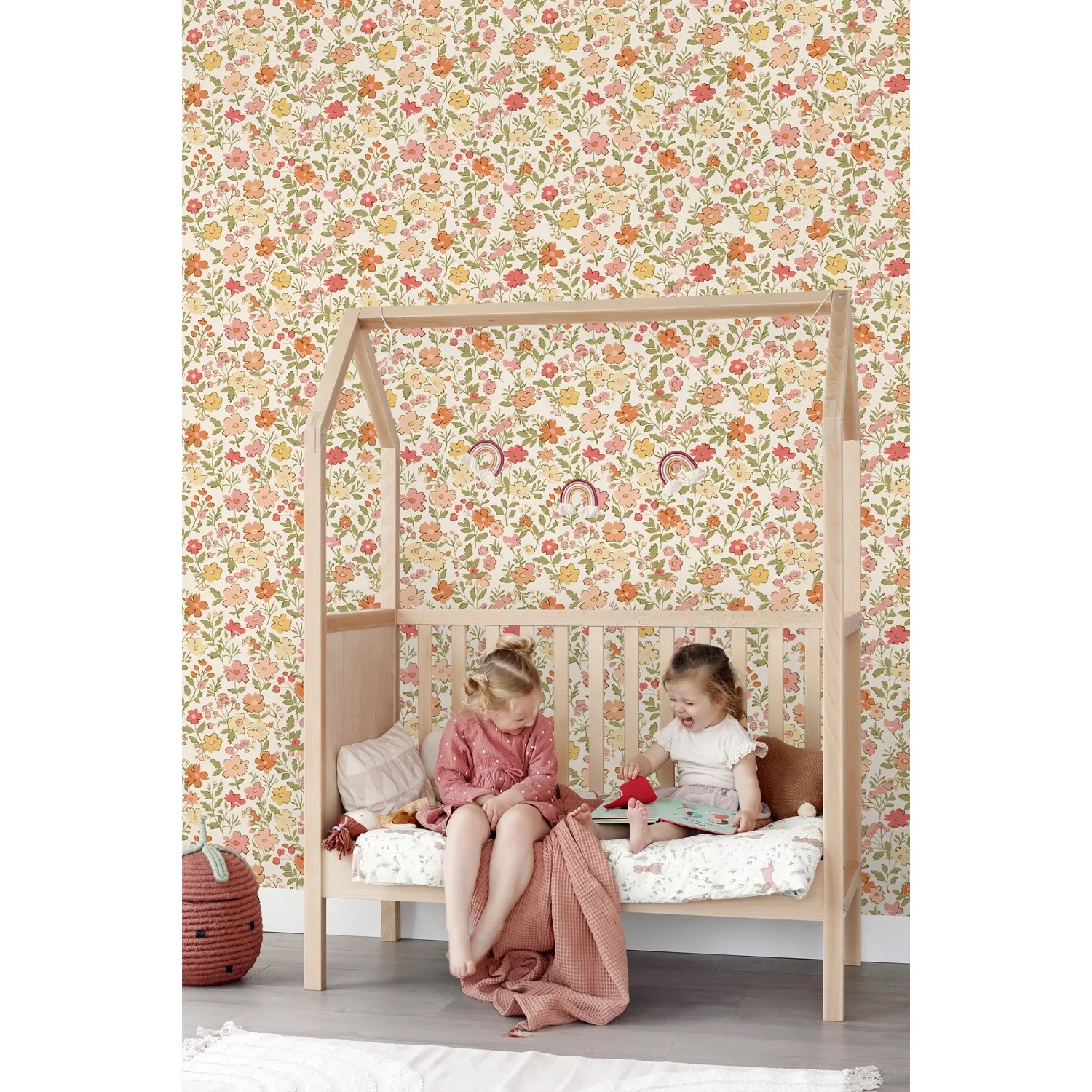 ESTAhome Vliestapete mit Blumenmuster in Rosa, Grün, Gelb und Orange im Kinderzimmer.