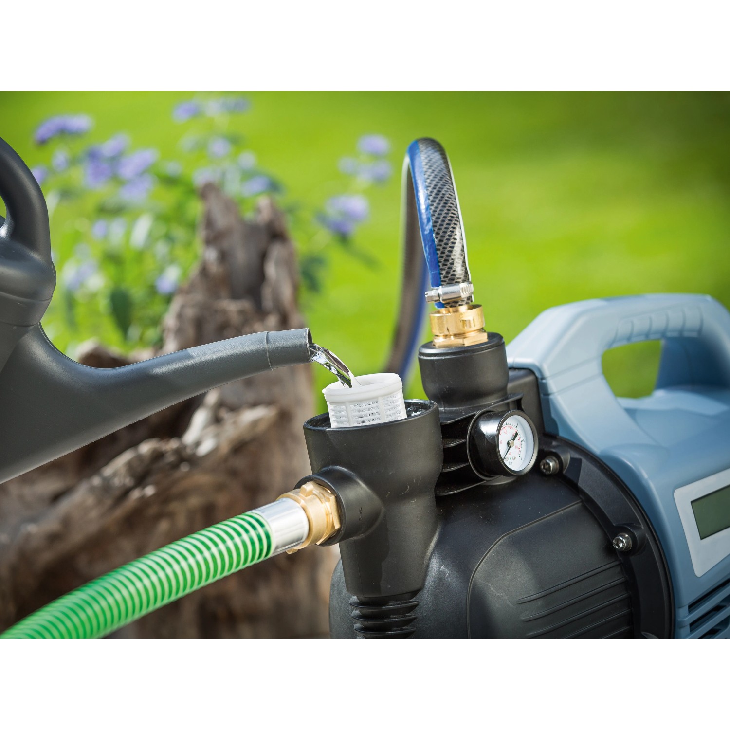 Hauswasservollautomat HWA 4100 wird mit Wasser befüllt. Pumpe für Gartenbewässerung.