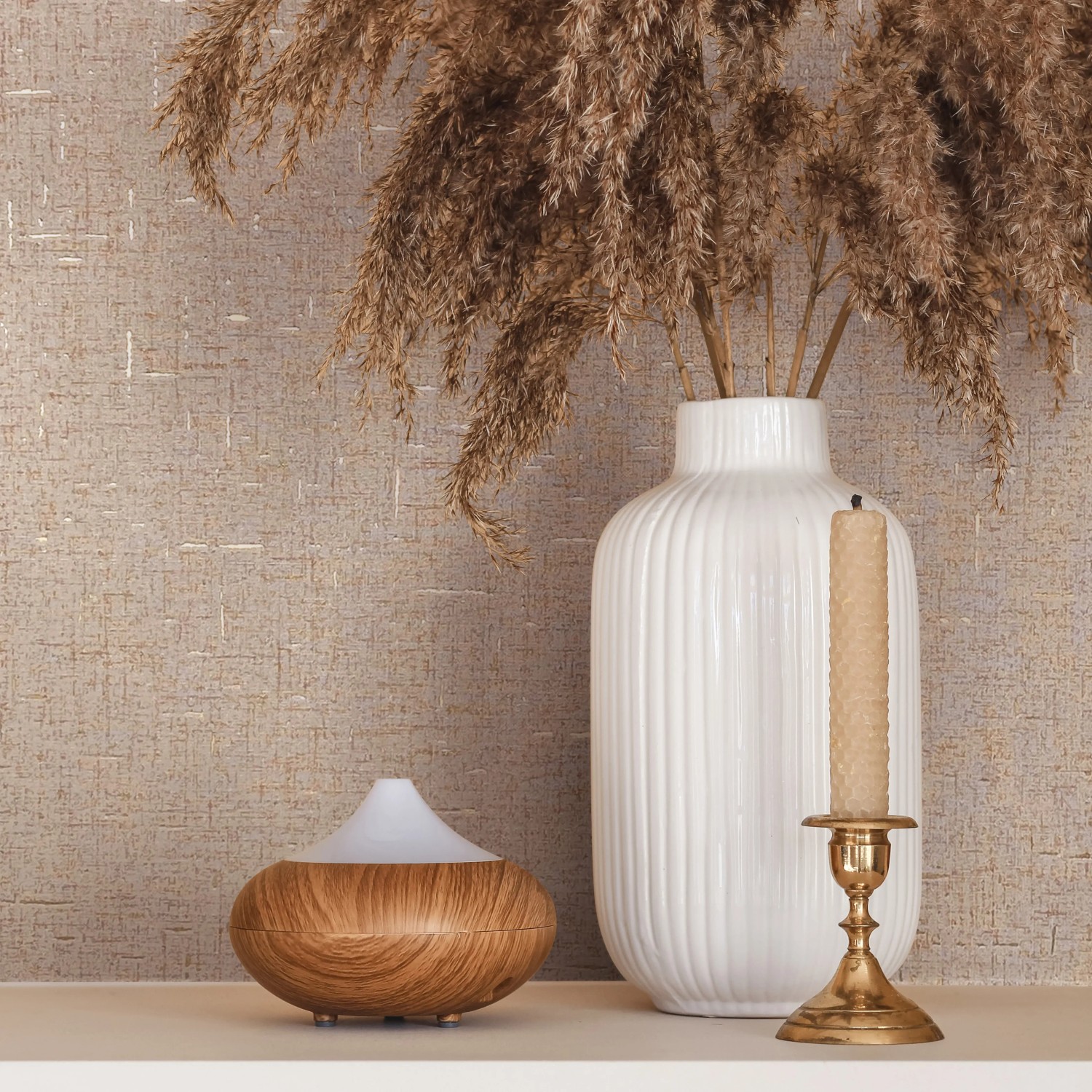 Beige Marburg Vliestapete Uni Textiloptik im Raum mit Deko-Elementen.