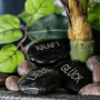 Intergarden Zierkies Set: 8 polierte Steine mit Gravur (Liebe, Glück, Kraft). Dekorative Glückssteine für Garten & Deko.