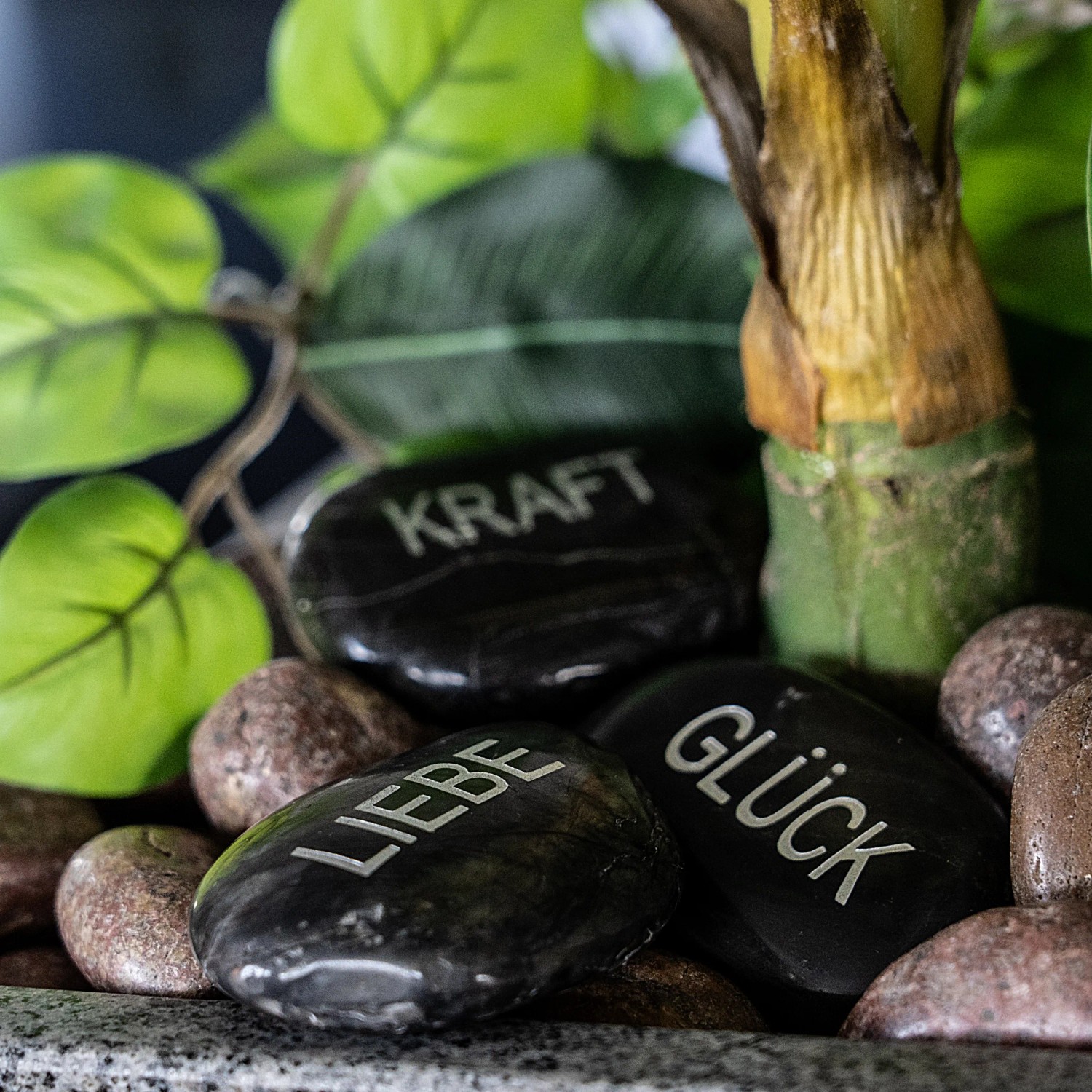 Intergarden Zierkies Set: 8 polierte Steine mit Gravur (Liebe, Glück, Kraft). Dekorative Glückssteine für Garten & Deko.