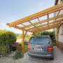 Carport mit transparenter Acryl-Profilplatte als Kunststoffbedachung.