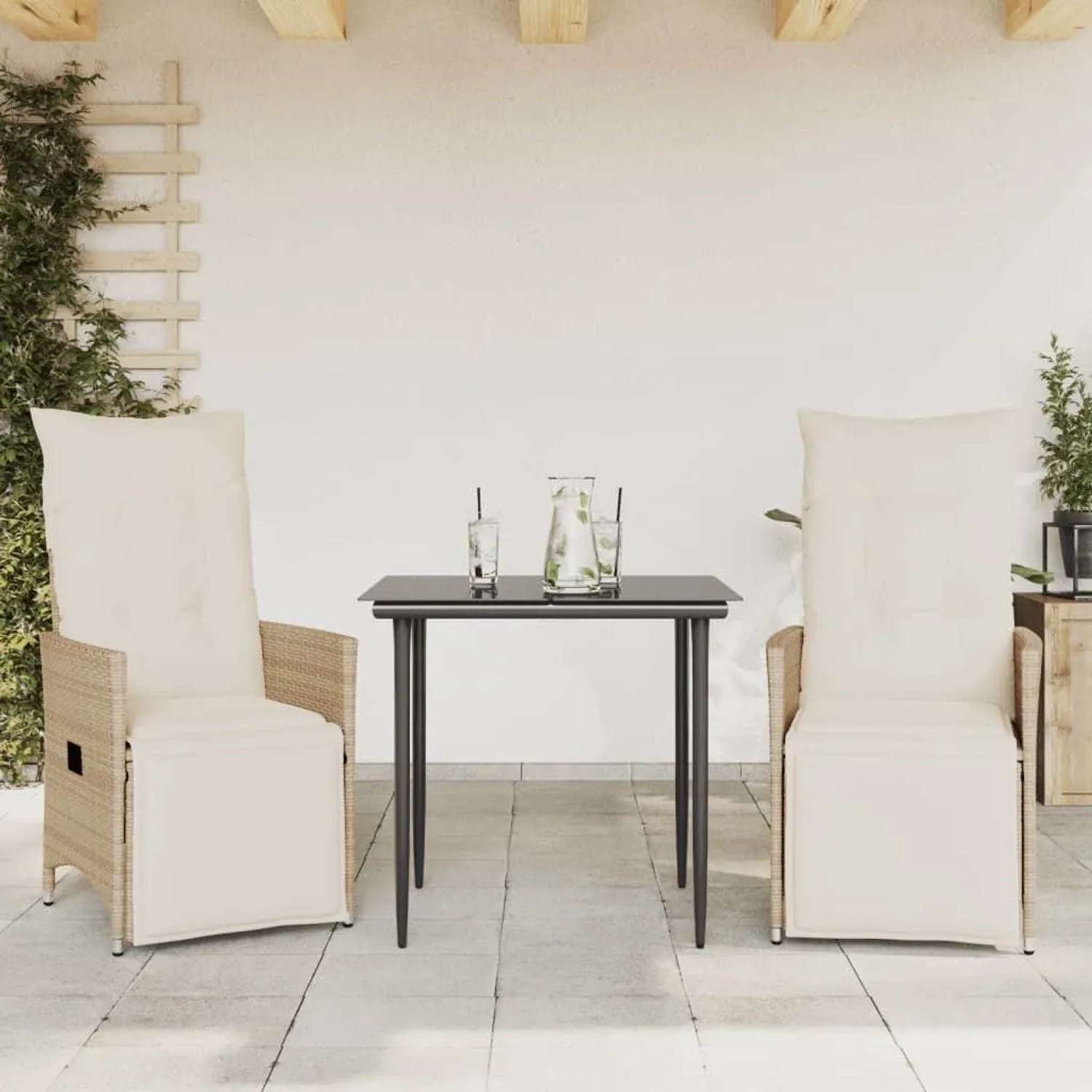 Beige, verstellbare Gartensessel aus Rattan (2 Stk.) mit Kissen. Ideal für Garten oder Terrasse.