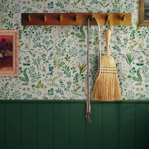 Joules Vliestapete Holcombe Floral in Weiß-Grün mit floralem Muster im Landhausstil.