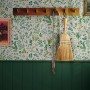 Joules Vliestapete Holcombe Floral in Weiß-Grün mit floralem Muster im Landhausstil.