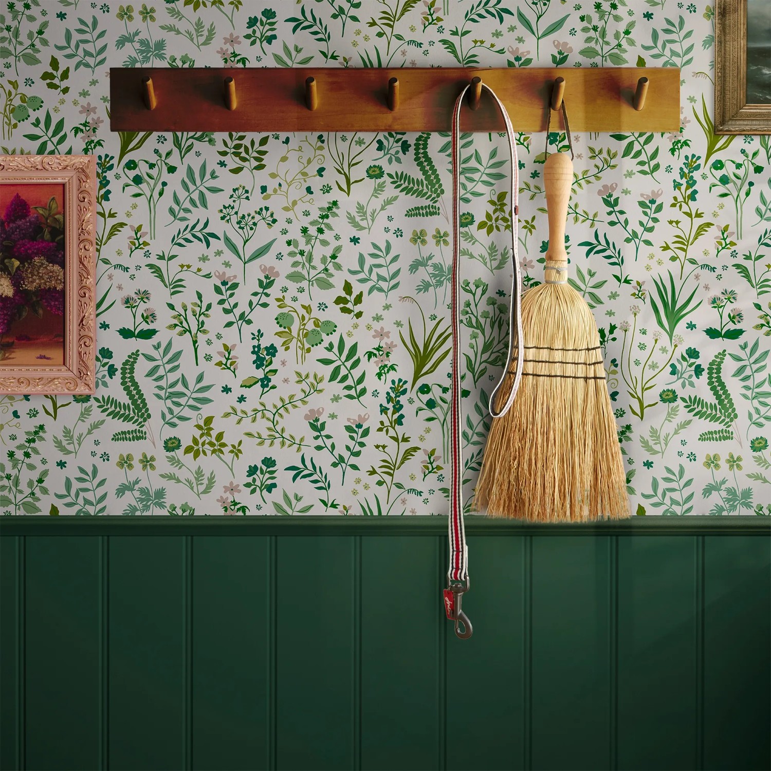 Joules Vliestapete Holcombe Floral in Weiß-Grün mit floralem Muster im Landhausstil.