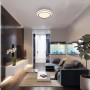 Moderne, runde LED-Deckenleuchte Logan in Weiß matt, montiert in einem Wohnzimmer.