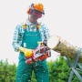 Einhell Akku-Kettensäge GE-LC 18/25 Li Solo im Einsatz beim Sägen von Holz.