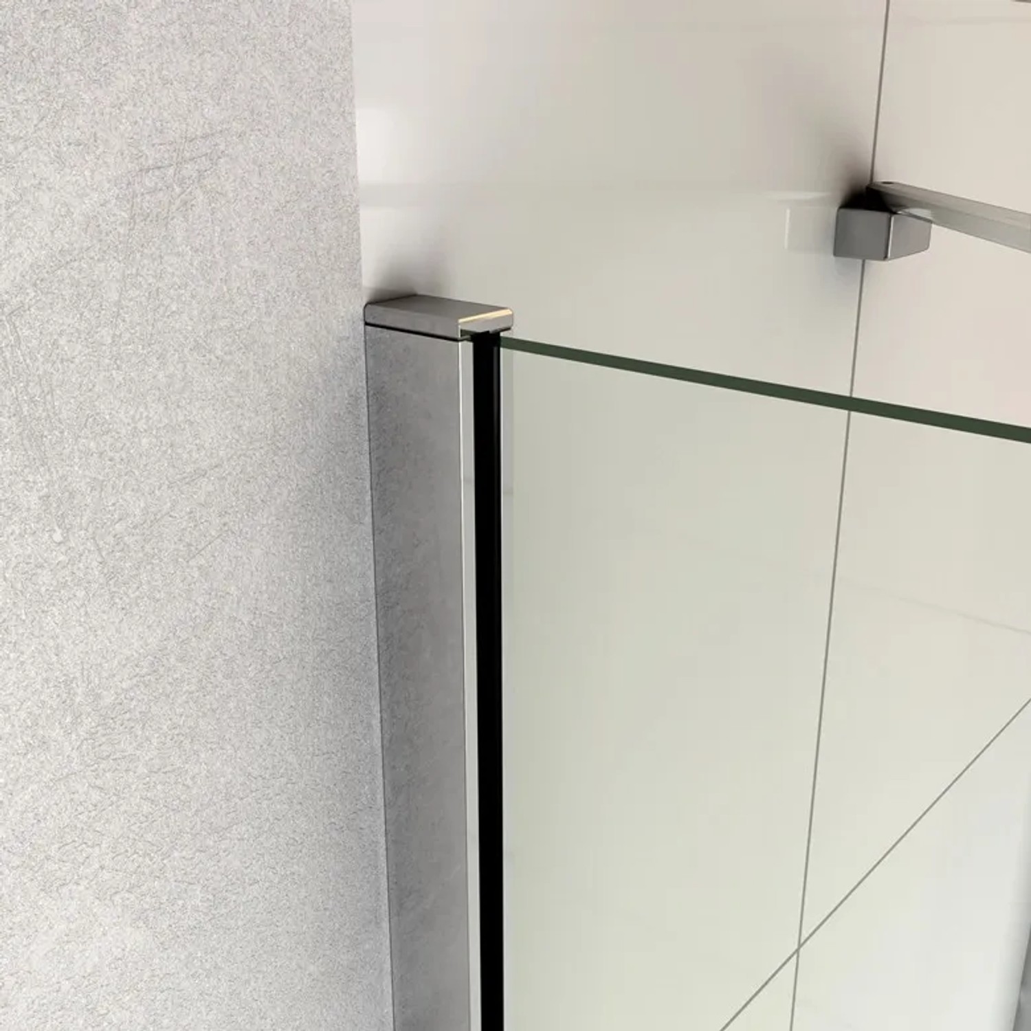 Chromfarbenes Wandprofil und Stabilisierungsstange für Duschglas. Befestigt Glas Seitenwand einer Walk-in Dusche.