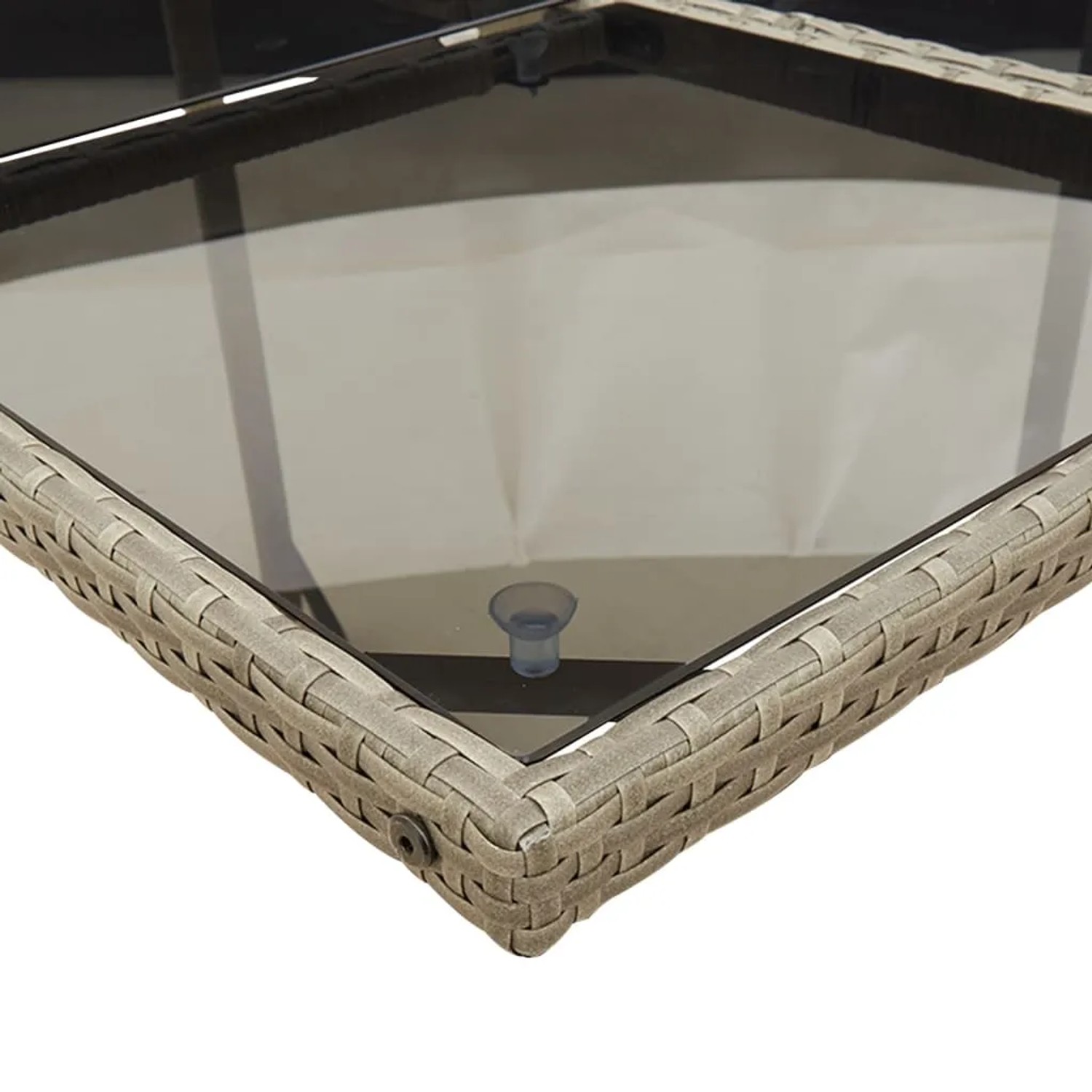 Detailansicht der grauen vidaXL Garten-Essgruppe: Tischplatte aus Glas und Rattan-Optik.