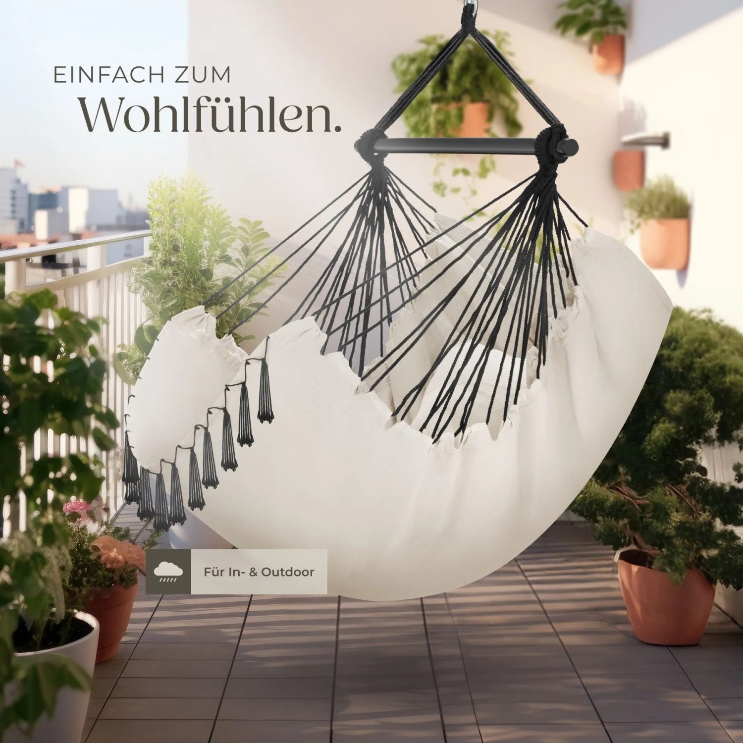 Beiger Tectake Hängesessel Malika mit Kissen, Bücherfach und Getränkehalter auf Balkon.