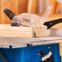 Scheppach HS100S Tischkreissäge beim Sägen von Holz, blaue Basis.