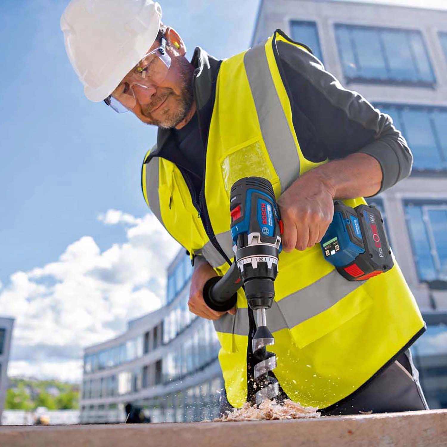 Bosch Professional GSR 18V-150 C Akku-Bohrschrauber in Aktion beim Bohren von Holz.