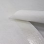 Detailaufnahme von Aquagart Gewebeklebeband auf Unkrautvlies, doppelseitig klebend.
